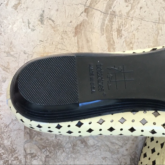 Yellow Leather Flats Slip On Almond Toe New Wide - Picture 16 of 16